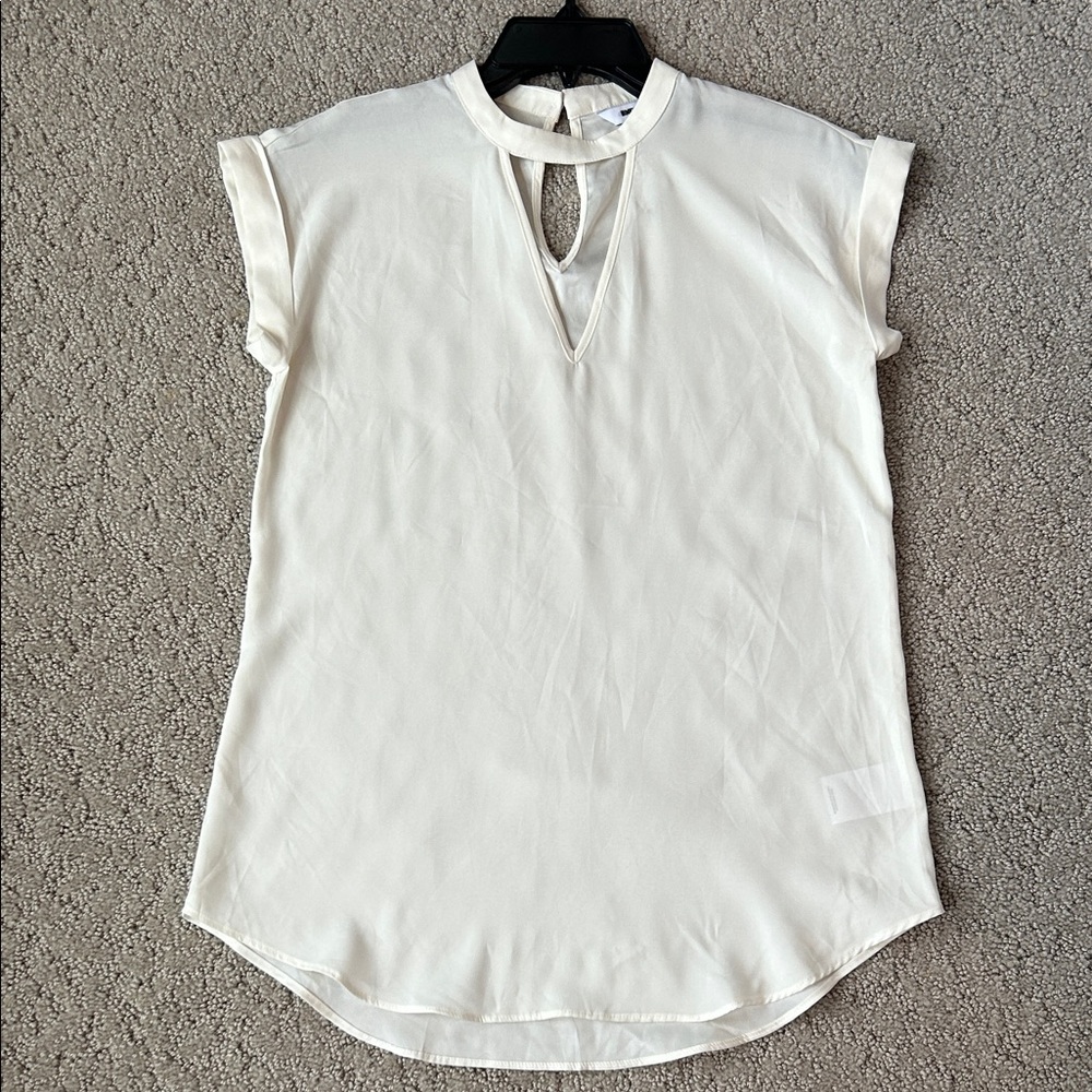 Express Short Sleeve Ivory Blouse Modern Classic Dressy Top Women’s Size XS NEW